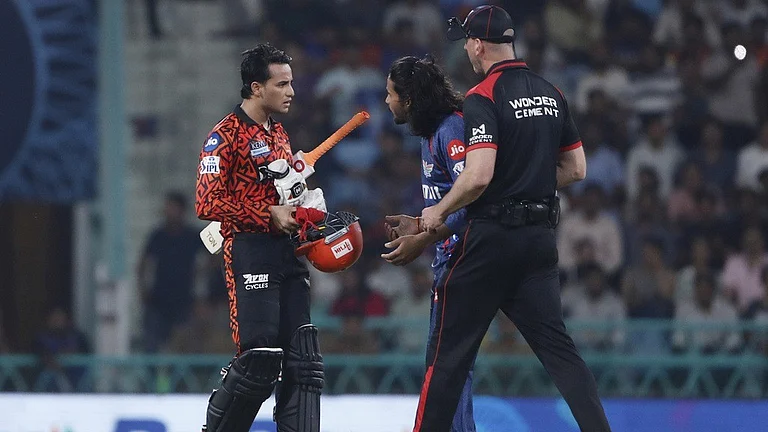 The umpire walks to intervene as Sunrisers Hyderabad's Abhishek Sharma interacts with Lucknow Super Giants' Digvesh Rathi. - | Photo: AP