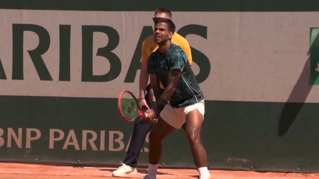 | Photo: Screengrab : India's Sumit Nagal in action against the USA's Mitchell Krueger in the French Open 2025 Qualifiers First Round match on 20 May 2025.