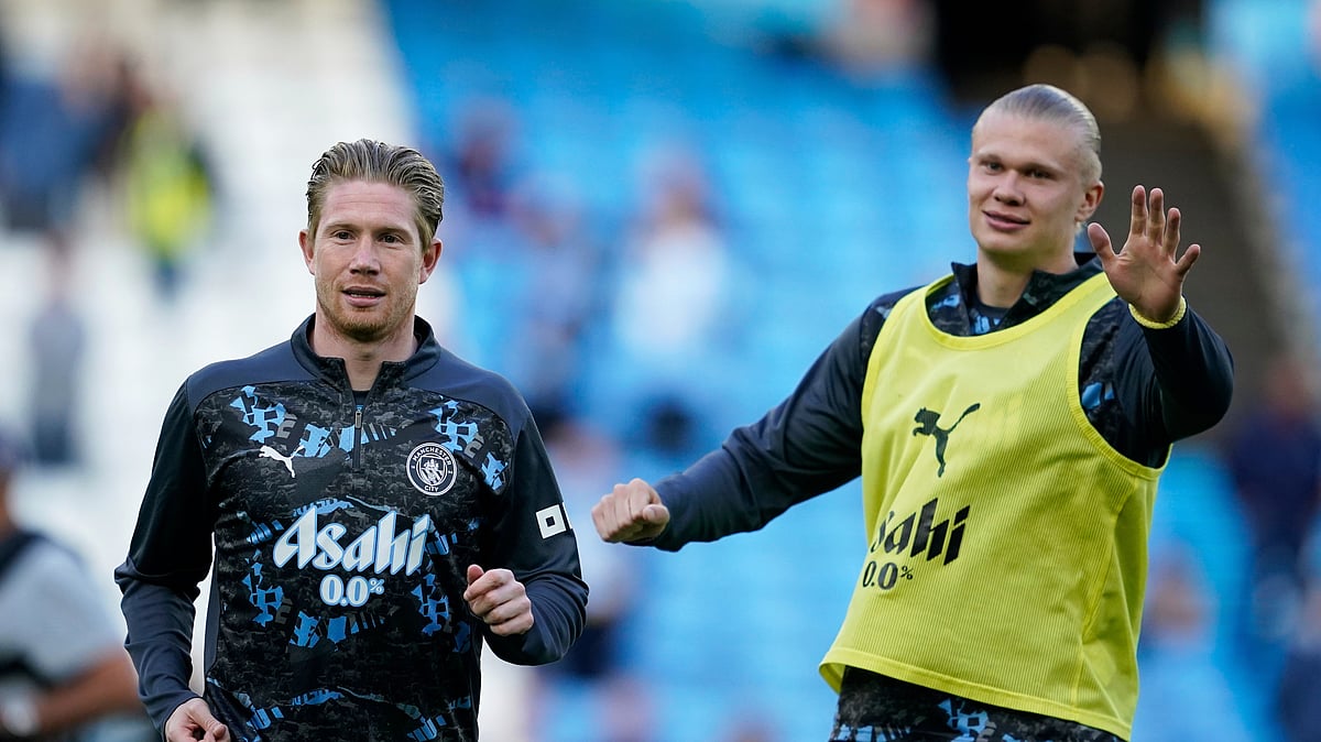 Manchester City's Kevin De Bruyne, left, and Manchester City's Erling Haaland warm up prior to the English Premier League soccer match between Manchester City and Bournemouth at the Etihad stadium in Manchester, England, Tuesday, May 20, 2025. 



