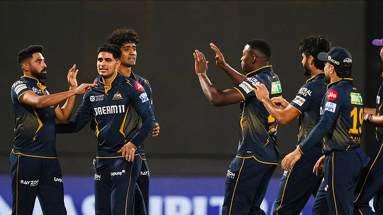 Gujarat Titans captain Shubman Gill with his team. - Photo: X | Shubman Gill