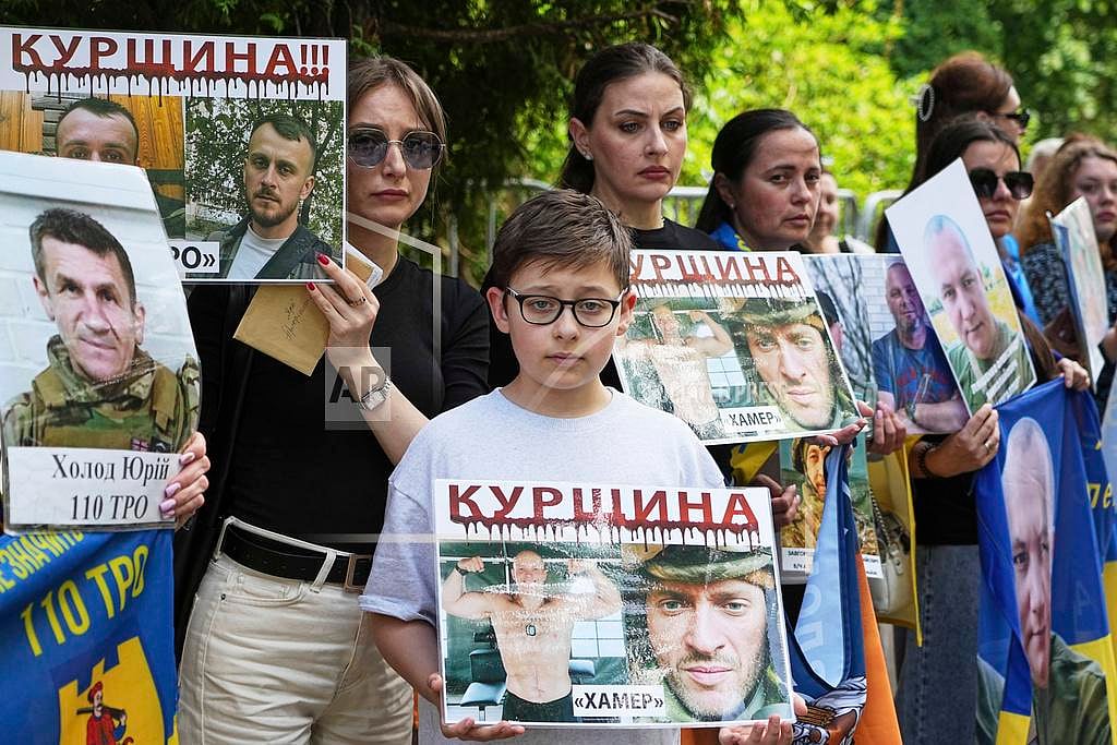 AP : Ukraine and Russia exchange soldiers and civilians in biggest swap
