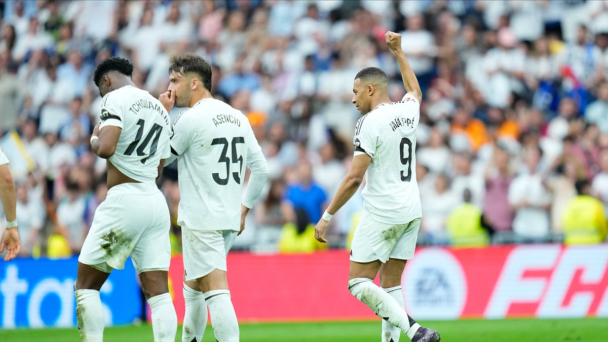 AP Photo/Cesar Cebolla : Real Madrid's Kylian Mbappe, right, celebrates after scoring the opening goal against Real Sociedad during a Spanish La Liga football match at Santiago Bernabeu stadium in Madrid.