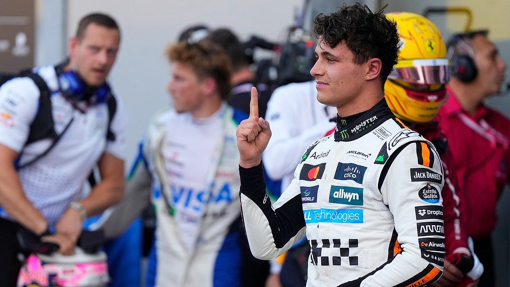  (AP Photo/Manu Fernandez) : McLaren driver Lando Norris of Britain celebrates his pole position after the qualifying session ahead of the Formula One Monaco Grand Prix race at the Monaco racetrack in Monaco, Saturday, May 24, 2025.

