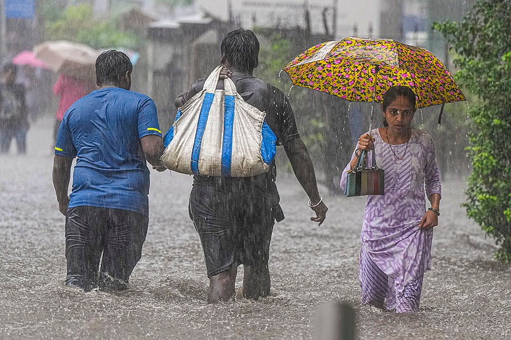 Weather Mumbai Rains: Monsoon Reaches Maharashtra_waterlogged road 