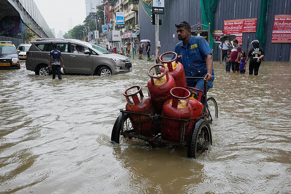 Weather Mumbai Rains: Monsoon Reaches Maharashtra_waterlogged street 