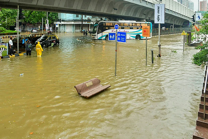 Weather Mumbai Rains: Monsoon Reaches Maharashtra_waterlogged road