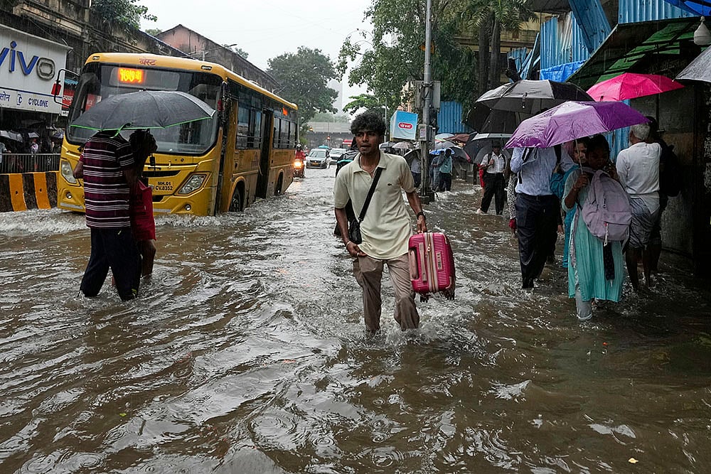 Weather Mumbai Rains: Monsoon Reaches Maharashtra_water logged street