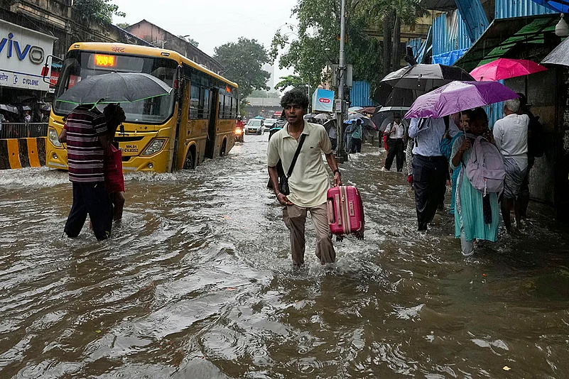 Weather Mumbai Rains: Monsoon Reaches Maharashtra_water logged street