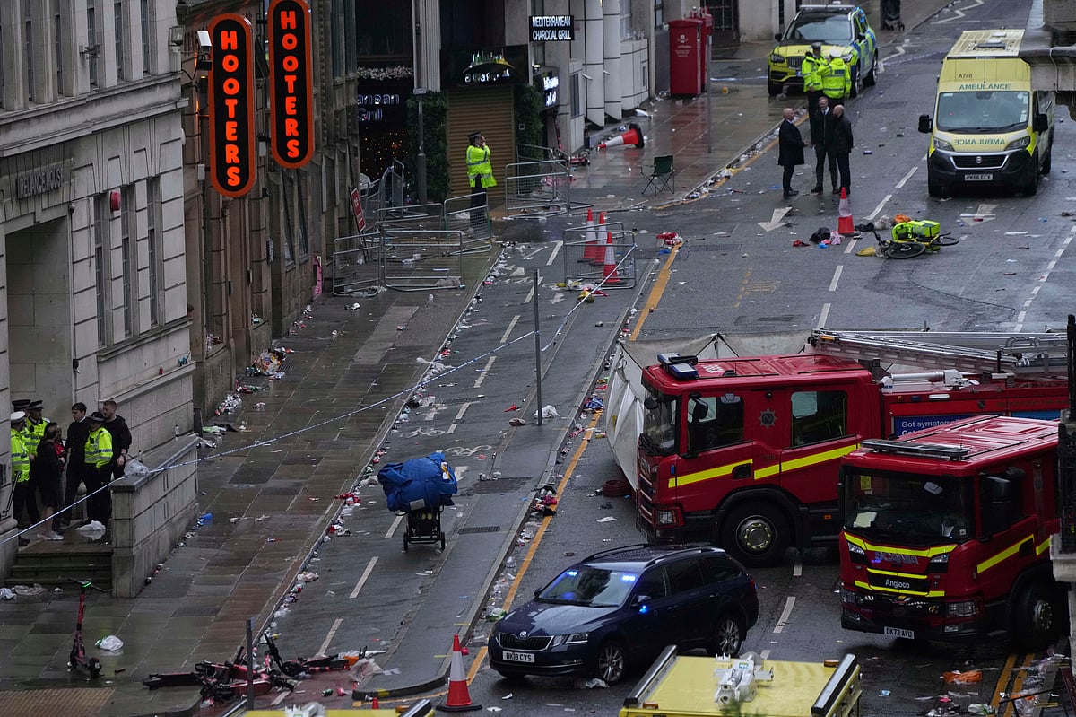 AP : Car ploughs into Liverpool Fan Club parade in United Kingdom