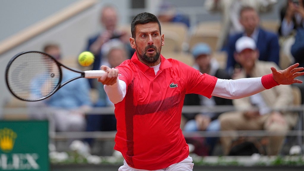 AP/Thibault Camus : Serbia's Novak Djokovic returns the ball to Mackenzie McDonald of the U.S. during their first round match of the French Tennis Open, at the Roland-Garros stadium, in Paris, Tuesday, May 27, 2025.