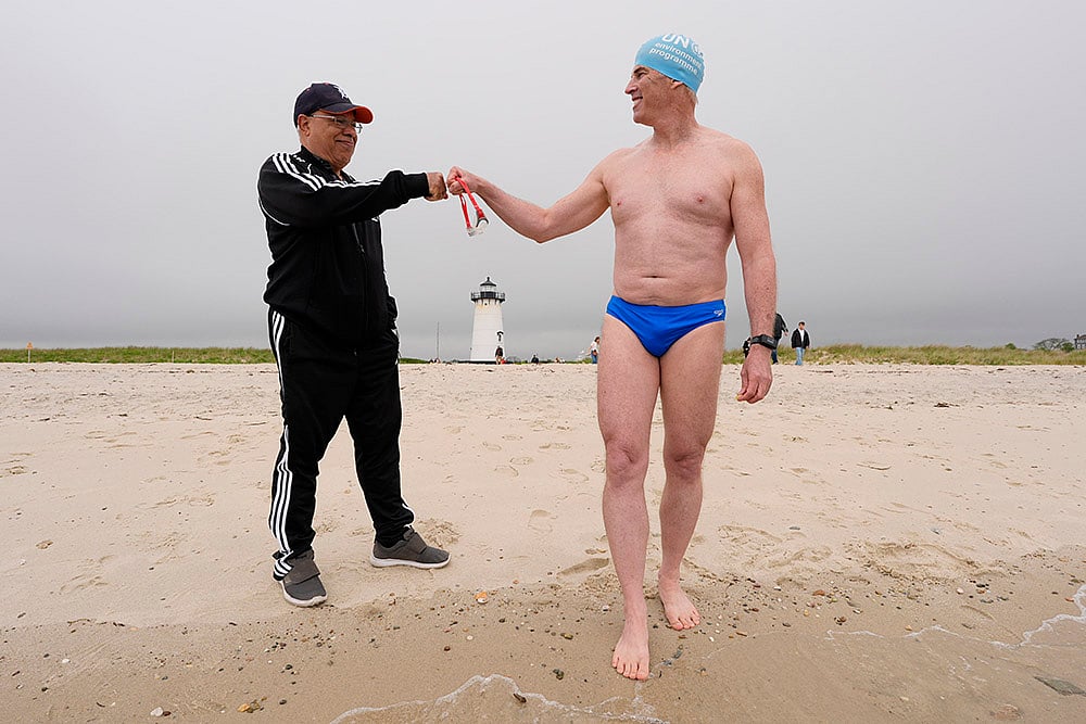 Swimmer Lewis Pugh circumnavigates Marthas Vineyard for sharks_2