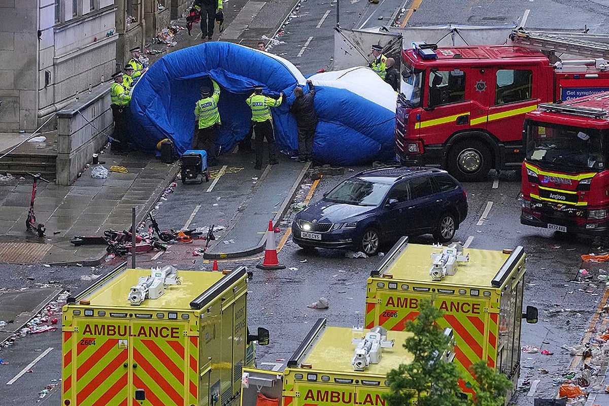 EPL soccer Liverpool FC Premier League victory parade incident pics 1