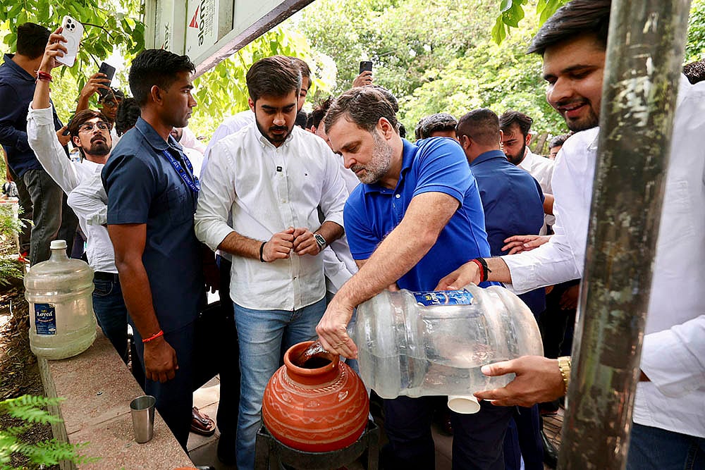 | Photo: AICC/PTI : Rahu Gandhi meets DUSU students