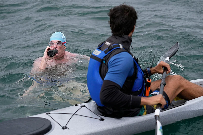 Swimmer Lewis Pugh circumnavigates Marthas Vineyard for sharks_10