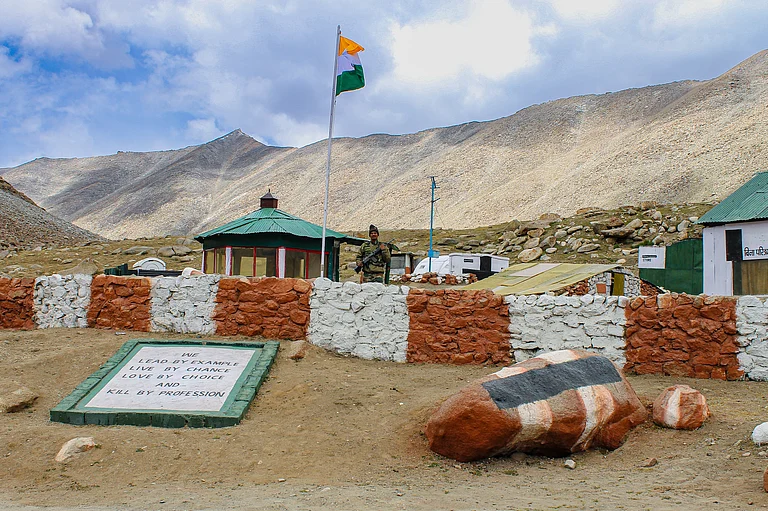 Indian soldiers patrol the Pakistan and China borders - Shuttershock