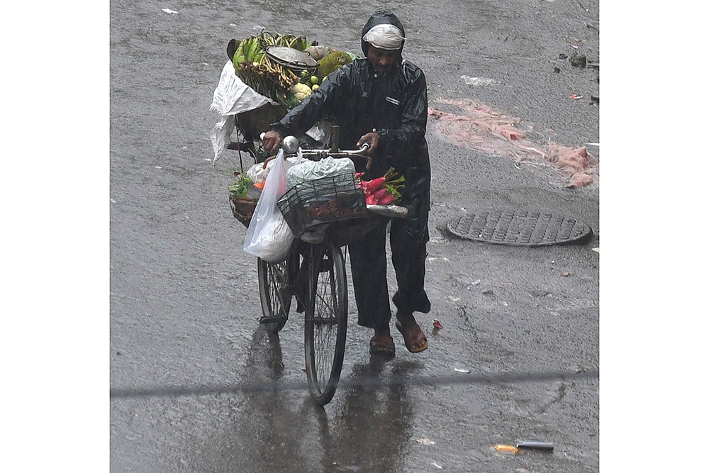 Assam Weather: Waterlogging In guwahati after heavy rainfall, vegetable vendor