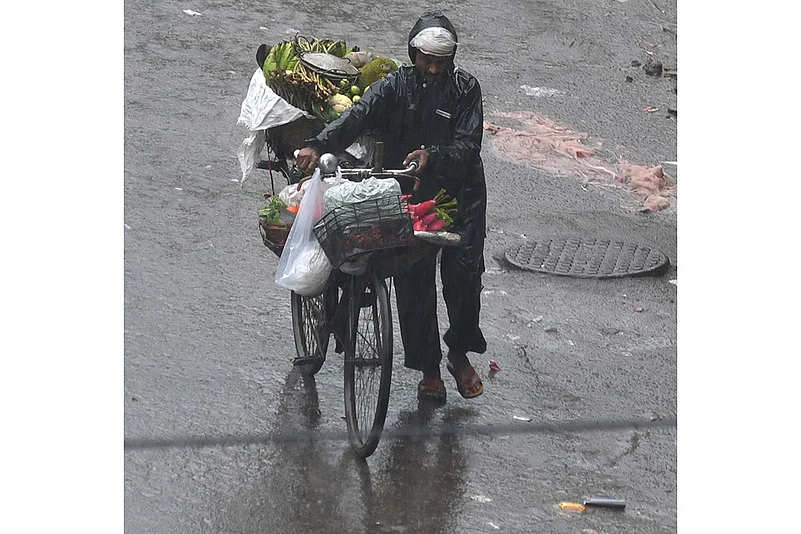 Assam Weather: Waterlogging In guwahati after heavy rainfall, vegetable vendor