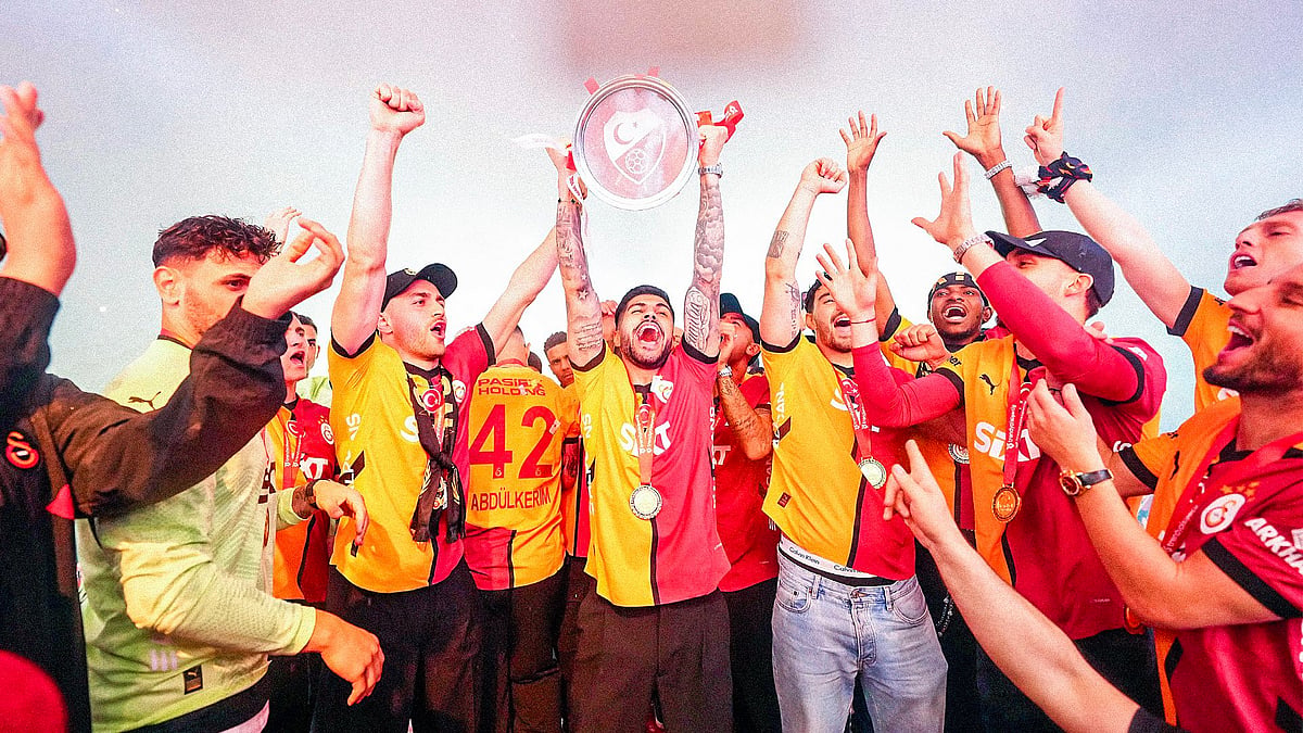 X/erennelmali : Galatasaray players celebrate the title with fans.