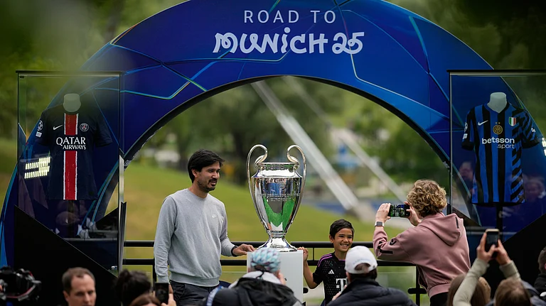 People take pictures with the trophy during the opening of the official UEFA fan festival in Munich, Germany, Thursday, May 29, 2025, ahead of the Champions League final soccer match between Inter and PSG. - | Photo: AP/Matthias Schrader