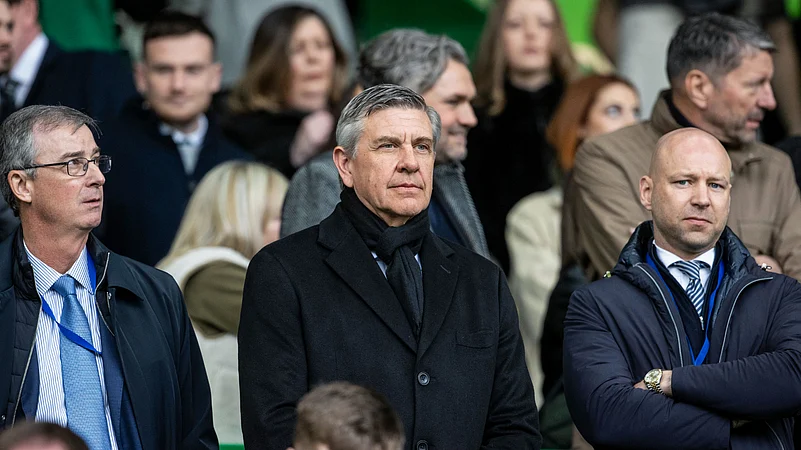 Andrew Cavenagh (centre) pictured