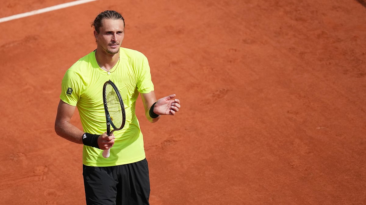 AP Photo/Christophe Ena : Germany's Alexander Zverev celebrates after beating Italy's Flavio Cobolli during their third round match of the French Tennis Open, at the Roland-Garros stadium, in Paris.