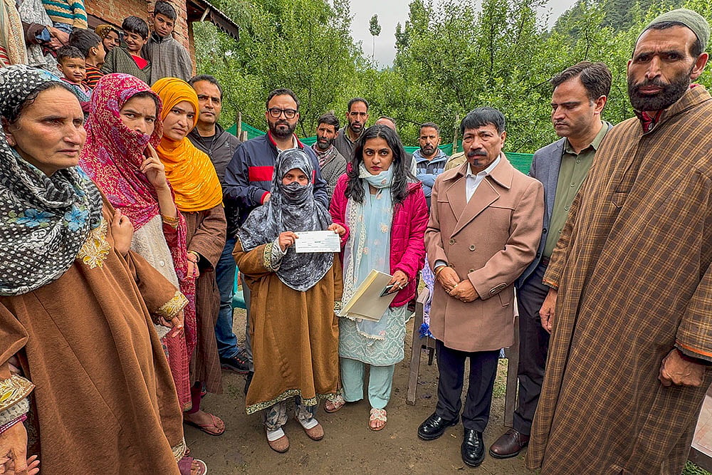 Assam Govt. hands over ₹5 lakh to Adil Shahs family