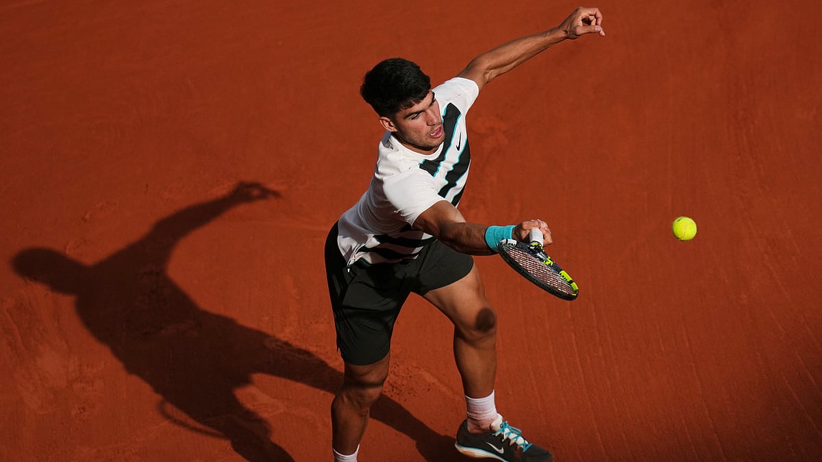 (AP Photo/Christophe Ena) : Spain's Carlos Alcaraz returns the ball to Ben Shelton of the U.S. during their fourth round match of the French Tennis Open, at the Roland-Garros stadium, in Paris, Sunday, June 1 2025. 