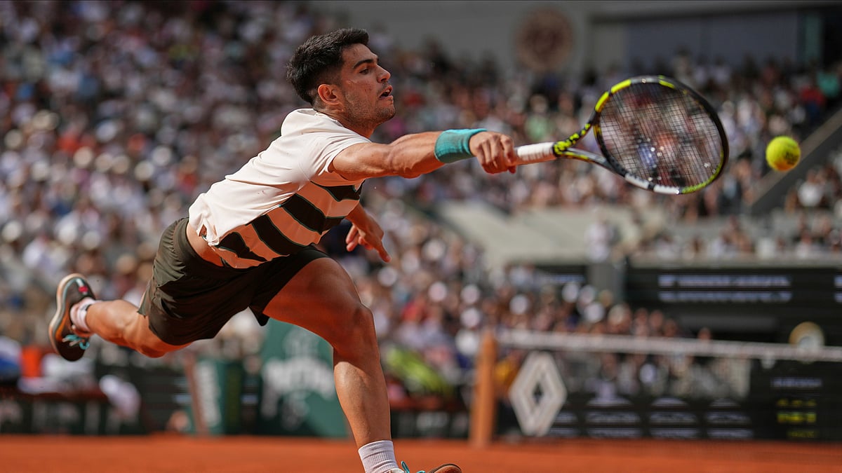 (AP Photo/Christophe Ena)
 : Spain's Carlos Alcaraz returns the ball to Ben Shelton of the U.S. during their fourth round match of the French Tennis Open, at the Roland-Garros stadium, in Paris, Sunday, June 1 2025. 

