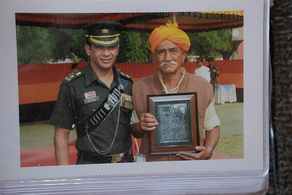 India–Pakistan border: Ranu Lal with Army jawan