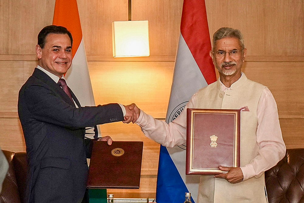 Exchange of MoU with Paraguays Foreign Minister