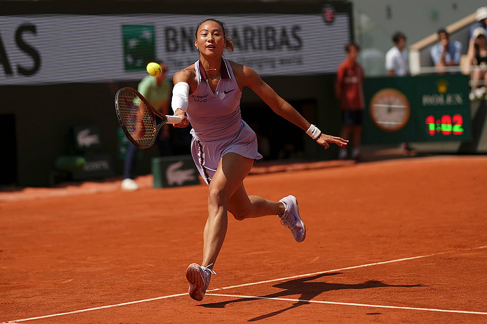 French Open Tennis 2025 quarterfinal Aryna Sabalenka vs Qinwen Zheng at Roland-Garros stadium_6