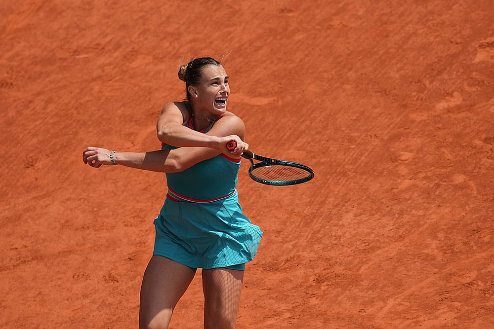 French Open Tennis 2025 quarterfinal Aryna Sabalenka vs Qinwen Zheng at Roland-Garros stadium_5