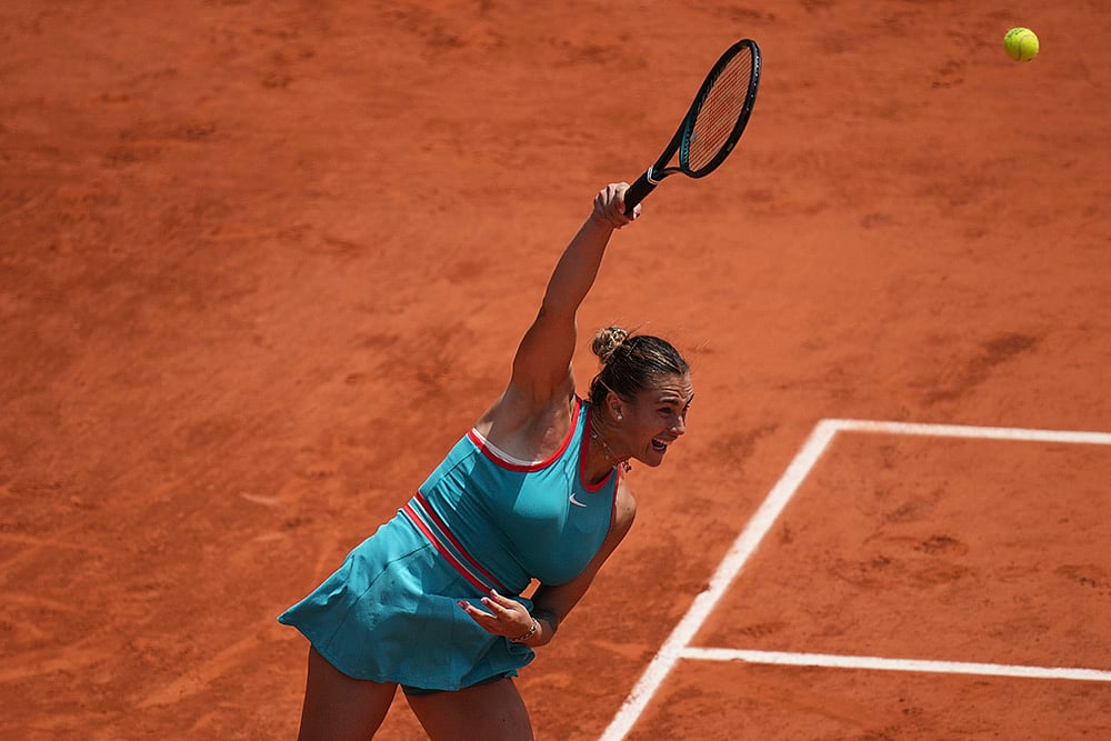 French Open Tennis 2025 quarterfinal Aryna Sabalenka vs Qinwen Zheng at Roland-Garros stadium_3
