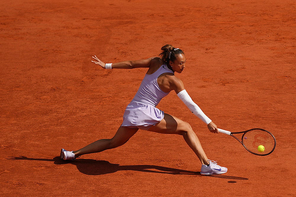 French Open Tennis 2025 quarterfinal Aryna Sabalenka vs Qinwen Zheng at Roland-Garros stadium_4
