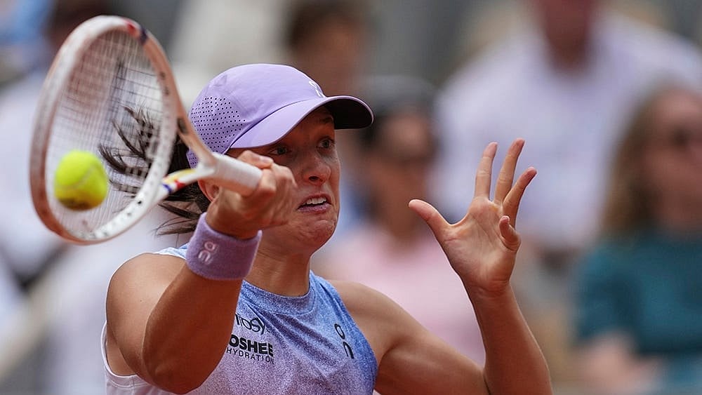 | Photo: AP/Christophe Ena : French Open 2025: Iga Swiatek in action against Elena Rybakina.