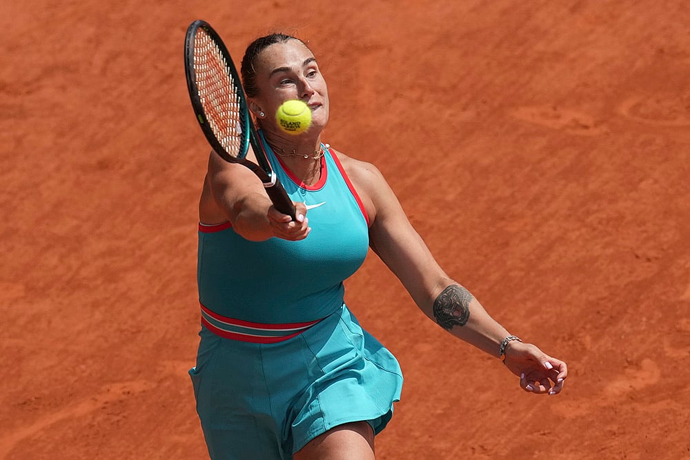 French Open Tennis 2025 quarterfinal Aryna Sabalenka vs Qinwen Zheng at Roland-Garros stadium_2