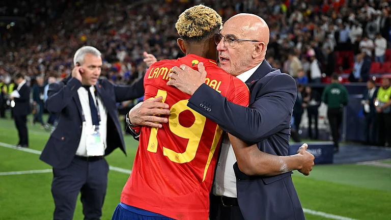 De la Fuente (right) is backing Yamal to win the Ballon d'Or - null