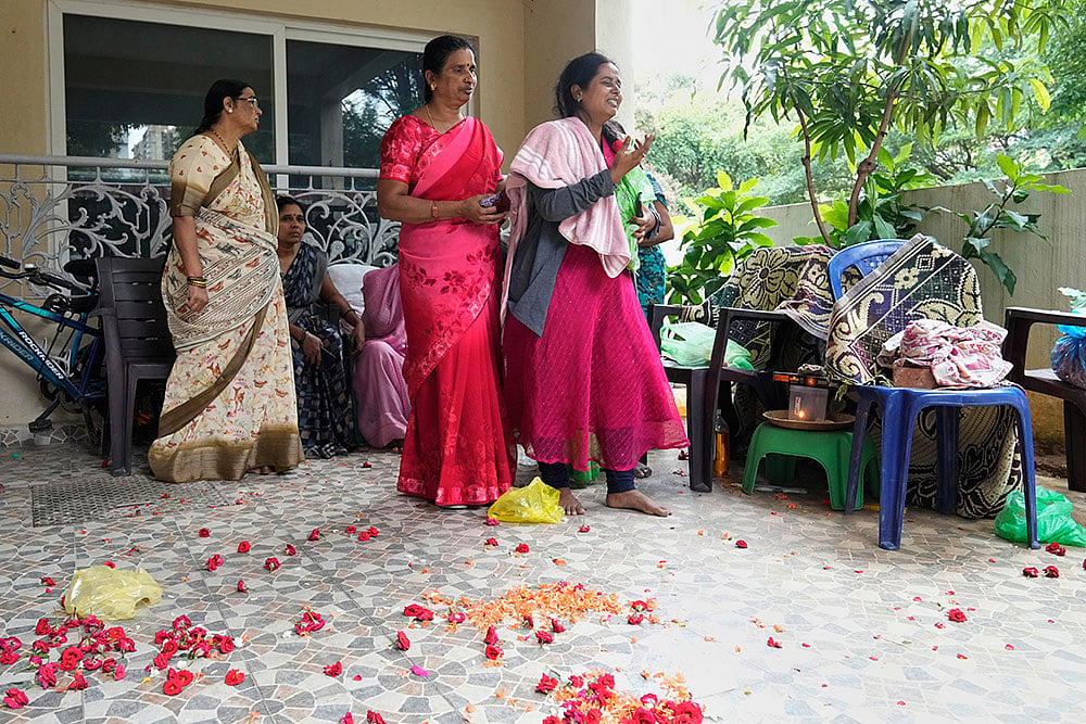 Stadium stampede: Relatives and friends pay tribute to a victim in Bengaluru