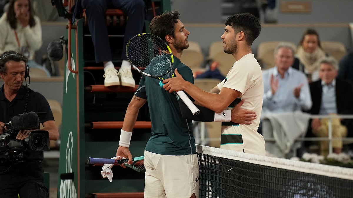 AP Photo/Christophe Ena : Winner Spain's Carlos Alcaraz, right, and Italy's Lorenzo Musetti greet each other after the semifinal match of the French Tennis Open at the Roland-Garros stadium in Paris.