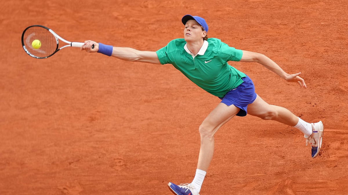 AP Photo/Aurelien Morissard : Italy's Jannik Sinner plays a shot against Serbia's Novak Djokovic during their semifinal match of the French Tennis Open at the Roland-Garros stadium in Paris.