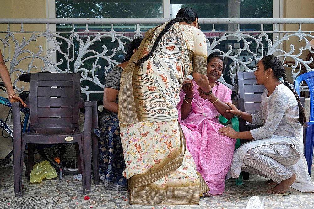 Relatives and friends pay tribute to a victim in Bengaluru