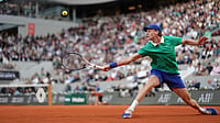 | Photo: AP/Aurelien Morissard : Italy's Jannik Sinner plays a shot against Serbia's Novak Djokovic during their semifinal match of the French Tennis Open at the Roland-Garros stadium in Paris, Friday, June 6, 2025. 
