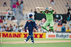 | Photo: Getty Images : Flashpoint: A memorable moment of the Indo-Pak cricketing rivalry saga. During the 1992 World Cup at Sydney, Pakistan batsman
Javed Miandad mockingly jumped up and down like a kangaroo, imitating Indian wicketkeeper Kiran More’s moves