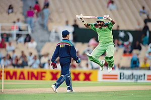 | Photo: Getty Images : Flashpoint: A memorable moment of the Indo-Pak cricketing rivalry saga. During the 1992 World Cup at Sydney, Pakistan batsman
Javed Miandad mockingly jumped up and down like a kangaroo, imitating Indian wicketkeeper Kiran More’s moves