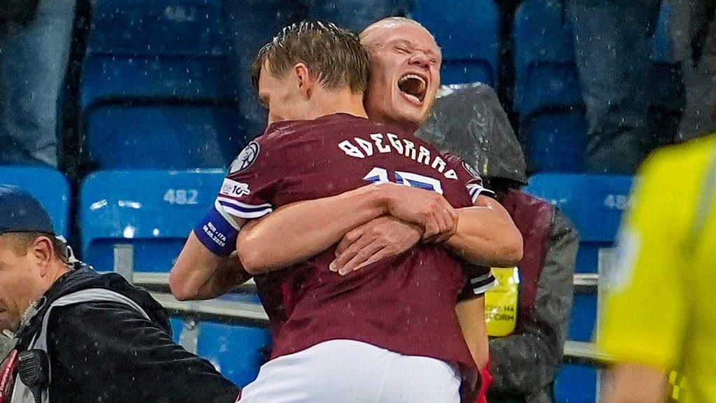  (Lise Åserud/NTB via AP) : Norway's Erling Braut Haaland, right, celebrates scoring with Martin Ødegaard during the qualifying World Cup soccer match between Norway and Italy at Ullevaal Stadium in Oslo, Friday June 6, 2025.