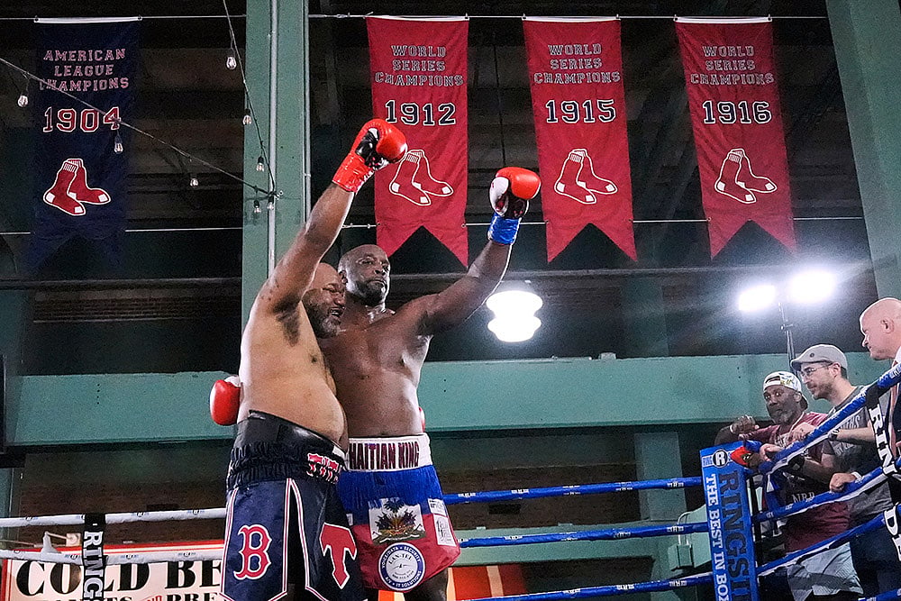 | Photo: AP/Charles Krupa : Historic Fenway Boxing