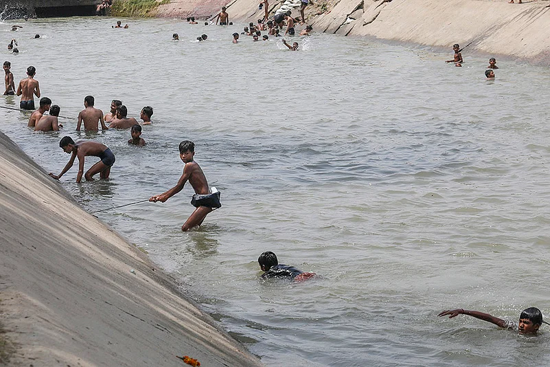 Delhi heatwave temperature; Mercury soars beyond 45 deg C in NCR