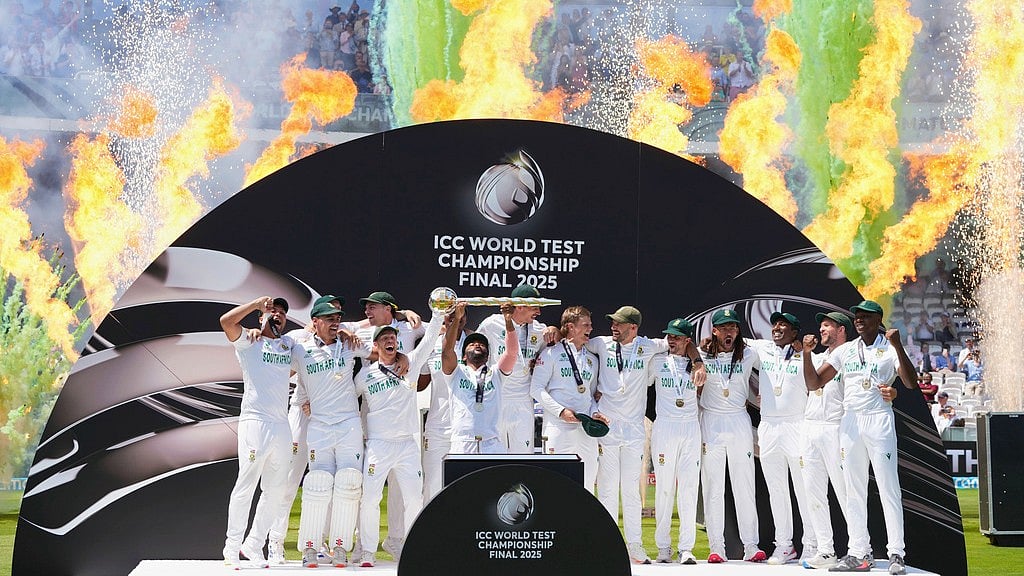  (AP Photo/Kirsty Wigglesworth) : South African players celebrate with the winner's trophy after their win in the World Test Championship against Australia at Lord's cricket ground in London, Saturday, June 14, 2025.