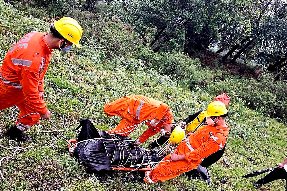 Chopper crashes near Kedarnath shrine; NDRF personnel during rescue operation