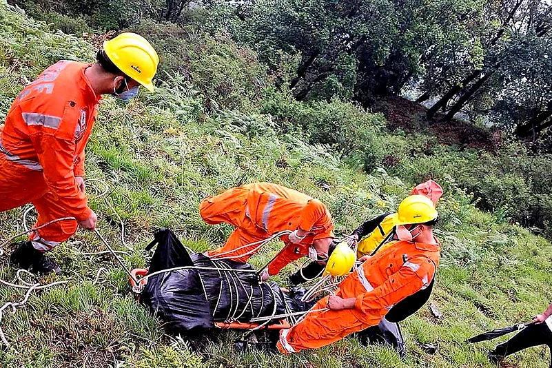 Chopper crashes near Kedarnath shrine; NDRF personnel during rescue operation